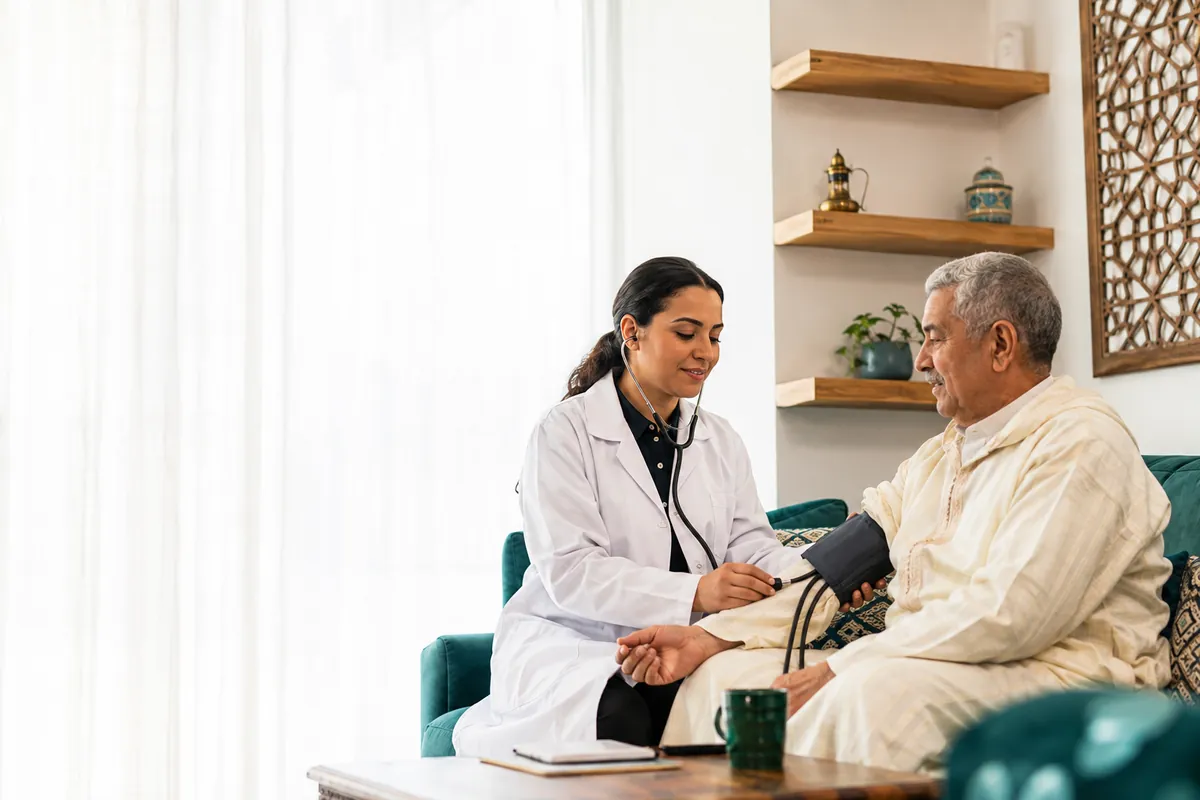 Médecin consultant un patient à domicile à Marrakech